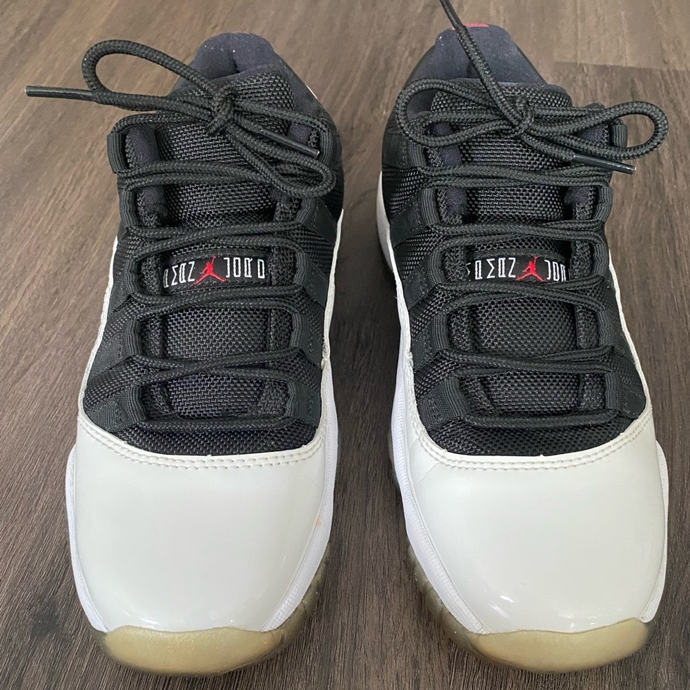 Jordan 11 Retro Low Tuxedo